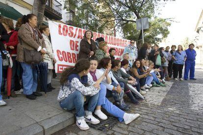 Un grupo de trabajadores de Limasa protestan por el impago de sus salarios.