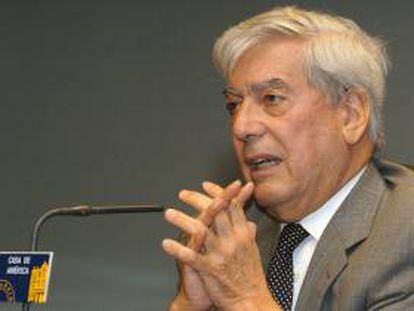 En la imagen un registro del premio Nobel de Literatura de 2010, el peruano Mario Vargas Llosa, quien será el invitado central a la Feria del Libro de Bogotá. EFE/Archivo