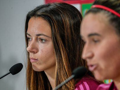 Aitana Bonmatí, junto a Mariona Caldentey, durante la rueda de prensa este lunes en Córdoba.
