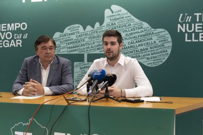 El diputado de Teruel Existe, Tomás Guitarte, y el candidato de la coalición Aragón-Teruel Existe, Diego Loras, en la presentación de la candidatura el 15 de junio, en Teruel.