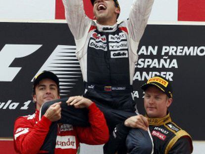 Maldonado celebra su hist&oacute;rica victoria subido a hombros por Alonso y Raikkonen