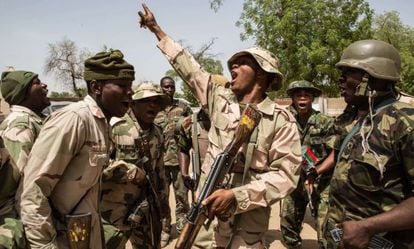 Militares nigerianos celebran la toma de Bama, el pasado d&iacute;a 25.