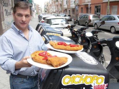 César Román, junto a la flotilla de motos de uno de sus restaurantes.