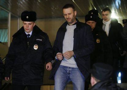 El líder opositor ruso y bloguero dedicado a temas de corrupción Alexei Navalny sale esposado el, jueves de un juzgado de Moscú.