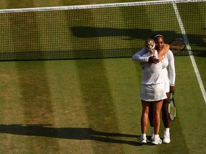 Kerber saluda a Serena tras la victoria en la final femenina. 