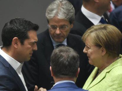 El primer ministro griego, Alexis Tsipras (izquierda), la canciller alemana, Angela Merkel, y el primer ministro italiano, Paolo Gentiloni, conversan en la cumbre.