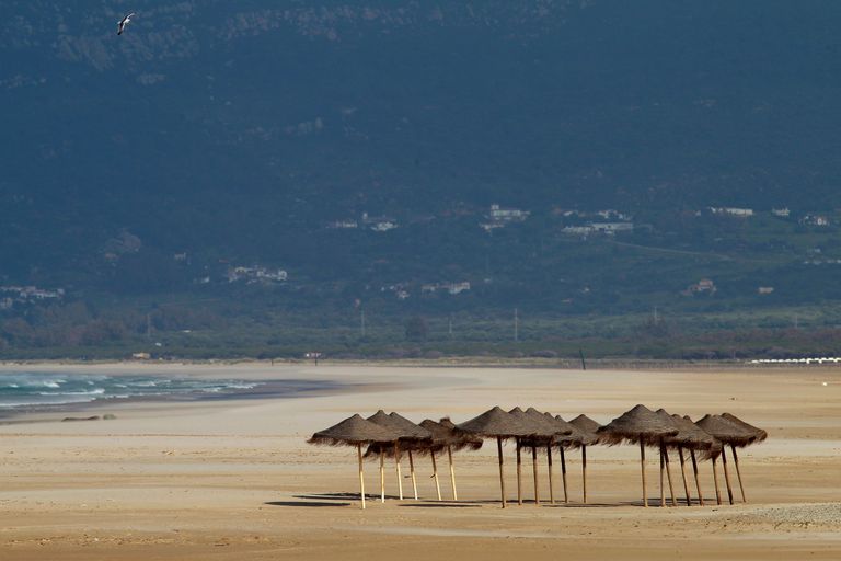 Playa de Los Lances, en Tarifa (Cádiz), este sábado de Semana Santa completamente vacía por el estado de alarma.