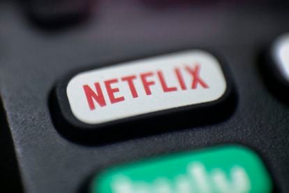 Un botón con el logo de Netflix en el mando a distancia de un televisor.
