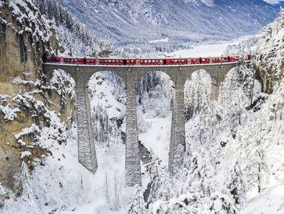 El Bernina Express a su paso por el viaducto de Landwasser (Suiza).