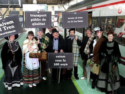 Ciudadanos de Salvem el Tren a su llegad a Valencia desde Alcoi.