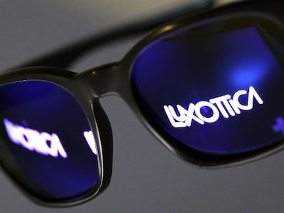 Logo de Luxottica reflejado en unas gafas