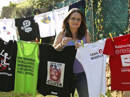 La vicepresidenta del Govern valencià, Mònica Oltra, amb les seves samarretes.
