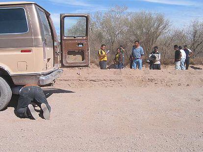 Detención de inmigrantes en Rancho Caballo Loco. El que está agachado es el conductor del vehículo.
