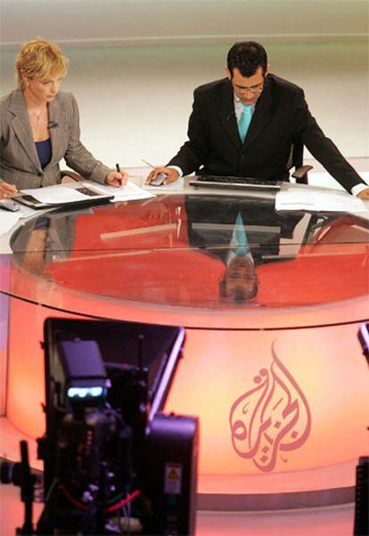 Presentadores del nuevo canal de Al Yazira en inglés realizan las últimas pruebas en su centro de Qata.