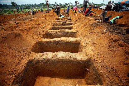 Un grupo de trabajadores cava tumbas en el cementerio de Paloko en Waterloo (Sierra Leona).