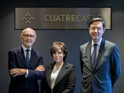 De izquierda a derecha: Rafael Fontana, presidente ejecutivo de Cuatrecasas; Soraya S&aacute;enz de Santamar&iacute;a, y Jorge Bad&iacute;a, director general de la firma.