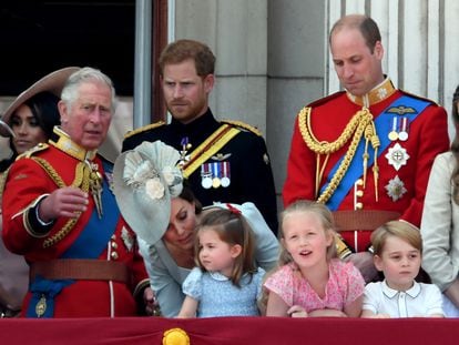 Carlos de Inglaterra, con sus hijos Enrique y Guillermo, Kate Middleton y algunos niños de la familia real, en Buckingham en 2018.