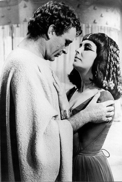 Elizabeth Taylor, junto a Richard Burton -con el que se casó dos veces- en <i>Cleopatra</i>. La bella Liz había nacido en Londres en 1932.
