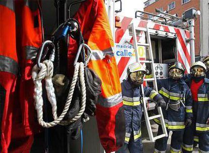 Algunos de los trabajadores que vigilan la M-30 y denuncian sus pésimas condiciones laborales.