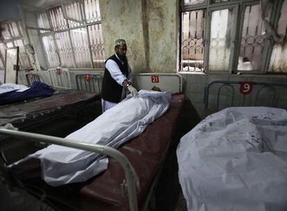 Un médico paquistaní examina el cadáver de una víctima de un ataque talibán