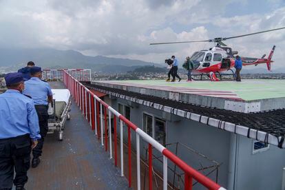 Los servicios de rescate aterrizan en Katmandú tras recuperar a dos sherpas que sobrevivieron a la avalancha en el Manaslu.