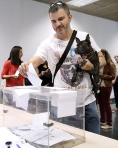 Un ciudadano ejerce su derecho al voto para las elecciones del 24M en el Centro Sagrada Familia de Barcelona.