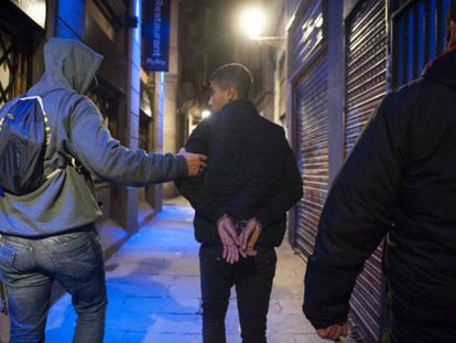 Dos mossos de paisà detenen un jove al Raval.