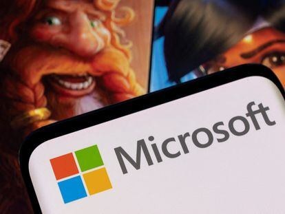 El logo de Microsoft con personajes de juegos de Activision de fondo.