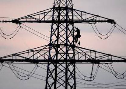 Un trabajador en una torre eléctrica para hacer unos ajustes. EFE/Archivo