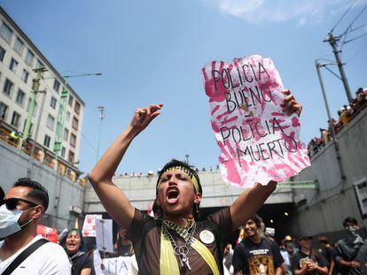 Manifestantes participan en la marcha conmemorativa de la matanza del 2 de octubre de 1968 en Tlatelolco, este domingo.