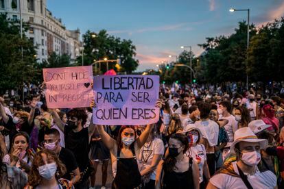 Una joven sujeta una pancarta en la que se puede leer 'Libertad para ser quien eres', en la manifestación del Orgullo, el 3 de julio en Madrid.