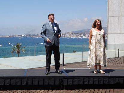 El presidente de la Generalitat valenciana, Ximo Puig, y la presidenta balear, Francina Armengol, en la terraza del Palau de Congressos de Palma, este lunes.