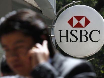 Un hombre habla por el móvil junto a una oficina de HSBC