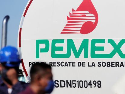 Un logotipo de la petrolera estatal mexicana Pemex en la refinería de Cadereyta.