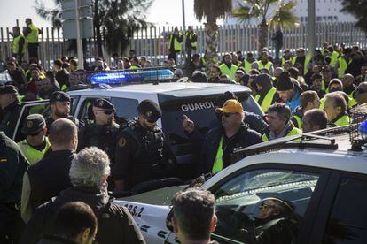 Manifestantes han intentado forzar el cordón de la Guardia Civil en las proximidades del Puerto de Barcelona. 