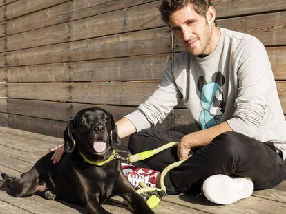 El director de cine Jota Linares con su perro, Pumba, en el centro cultural Matadero de Madrid.