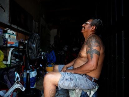 Un hombre se sienta frente a un ventilador en Monterrey (Nuevo León), el 15 de junio.