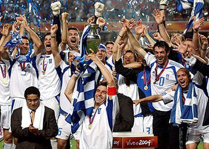 Los futbolistas helenos expresan su alegría, ya con el trofeo, mientras el legendario Eusebio (abajo a la izquierda) se muestra apesadumbrado.