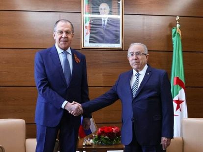 El ministro ruso de Exteriores, Serguéi Lavrov, en un encuentro en Argel con su homólogo argelino, Ramtan Lamamra, el 10 de mayo.