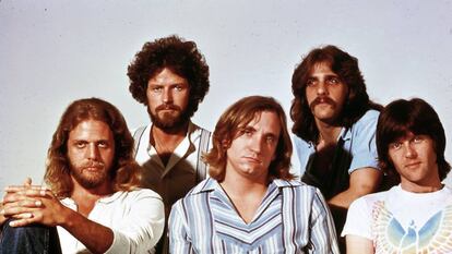 Por qué estas 10 canciones (demasiado malas o demasiado buenas) casi arruinan la carrera de sus artistas