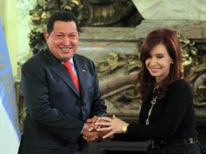 Imagen de archivo de la presidenta de Argentina, Cristina Fernández (d), y su homólogo de Venezuela, Hugo Chávez (i). EFE/Archivo