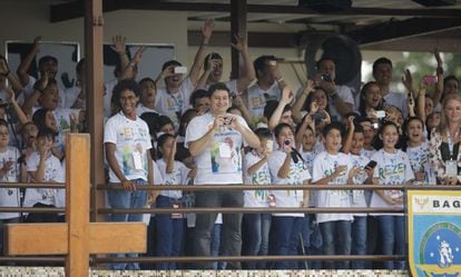 Un grupo de ni&ntilde;os canta en el aeropuerto de R&iacute;o de Janeiro mientras esperan la llegada del Papa Francisco. 