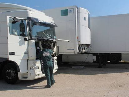 Control del Seprona de la Guardia Civil en busca de los dispositivos fraudulentos. En vídeo, trucaban los camiones para alterar sus niveles de emisiones.
