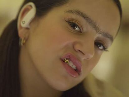 Rosalía, uniceja en el videoclip de Apalé.