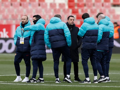 Xavi, en el estadio de Montelivi, antes del Girona-Barça.