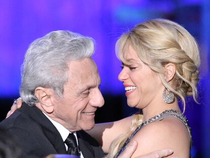William Mebarak y su hija, la cantante Shakira, en un momento de la gala de la Latin Recording Academy en noviembre de 2011 en Las Vegas, Nevada.
