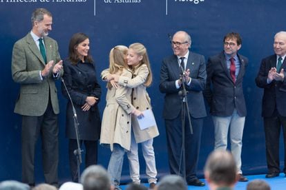 Sofia con abraza a su hermana Leonor en uno de los actos de los Premios Princesa de Asturias.