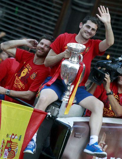 El capitán de la selección española Iker Casillas sostiene la copa lo alto del autobús en su recorrido por Madrid.
