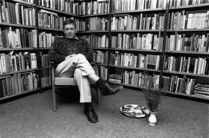 El escritor Amos Oz retratado en la biblioteca de su domicilio, en febrero de 1991. 