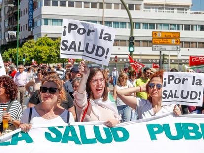 Manifestantes en la marcha en defensa de la sanidad pública convocada por Mareas Blancas el 25 de marzo en Sevilla.
